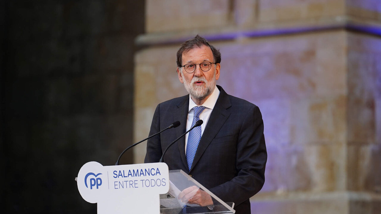 Patio Chico de la Catedral de Salamanca. Mitin pol&iacute;tico del Partidos Popular con Mariano Rajoy, Alfonso Fern&aacute;ndez Ma&ntilde;ueco y  Carlos Garc&iacute;a Carbayo alcalde de Salamanca