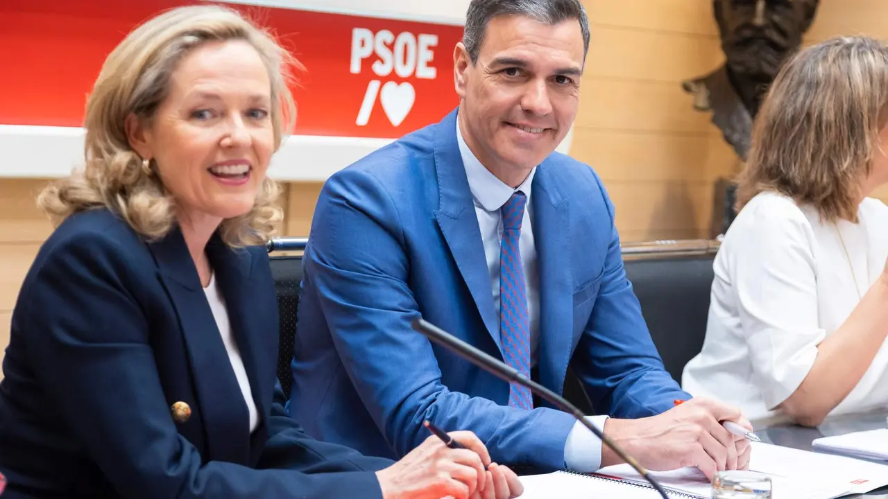 El presidente del Gobierno y secretario general del PSOE, Pedro Sánchez, junto a la vicepresidenta primera, Nadia Calviño.