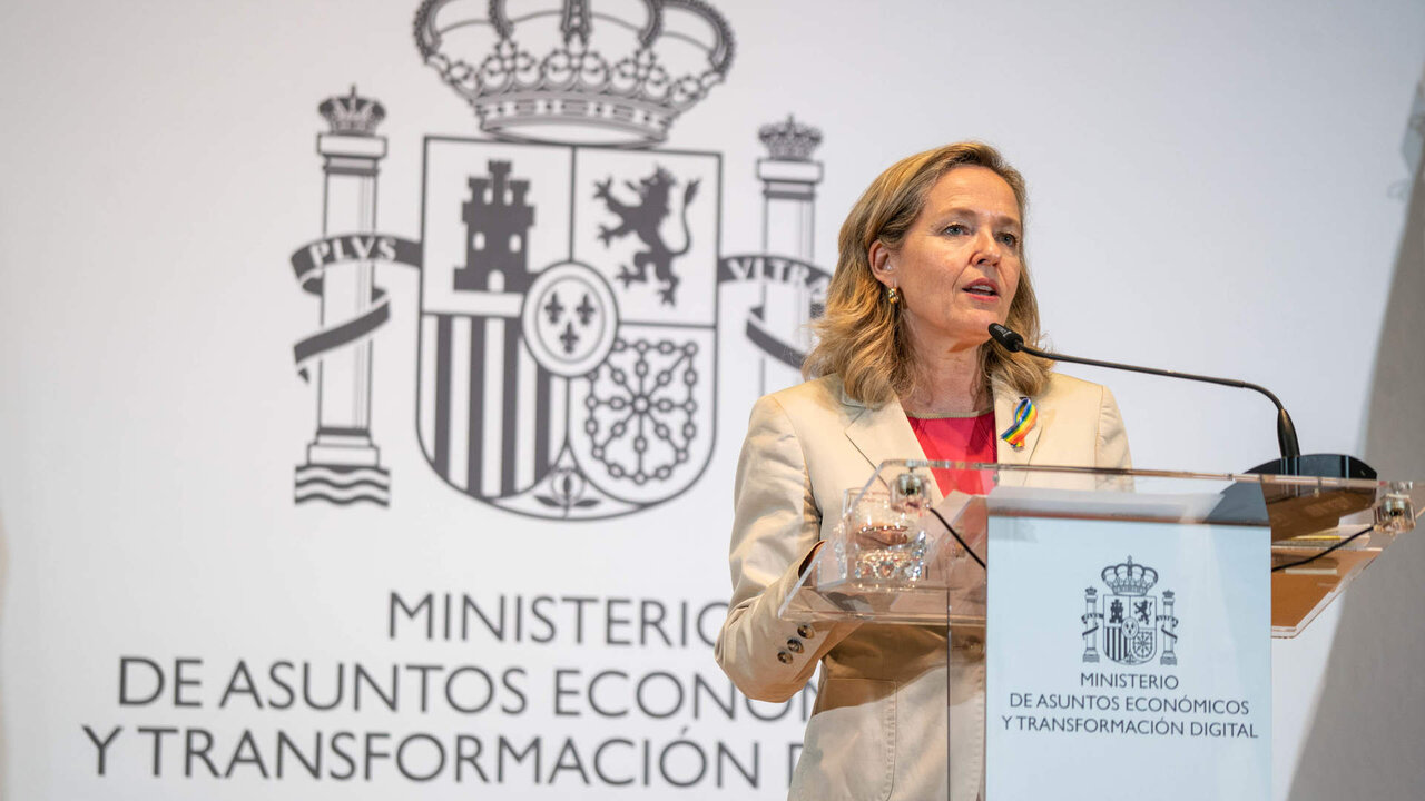La vicepresidenta primera y ministra de Asuntos Econ&oacute;micos y Transformaci&oacute;n Digital, Nadia Calvi&ntilde;o, ofrece una rueda de prensa tras una reuni&oacute;n con las patronales bancarias, a 29 de junio de 2023, en Madrid.