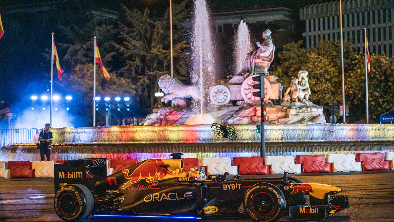 El piloto de F1 Checo Perez recorre con el monoplaza &lsquo;Red Bull RB7 (2011)&rsquo; el recorrido urbano entre la Puerta de Alcal&aacute;, el edificio Metr&oacute;polis, Cibeles y un tramo de Paseo Recoletos, a 15 de julio de 2023, en Madrid (Espa&ntilde;a). Red Bull ha transformado el centro de Madrid en un circuito de F&oacute;rmula 1 para la exhibici&oacute;n &lsquo;F&oacute;rmula 1 Red Bull Show Run Comunidad de Madrid', donde varios veh&iacute;culos deportivos participan en este evento deportivo.