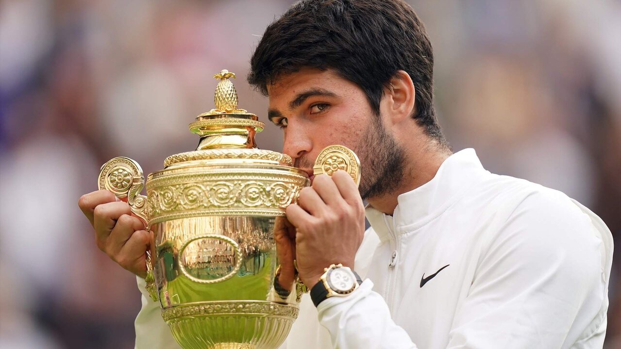 Carlos Alcaraz con su primer trofeo de Wimbledon.