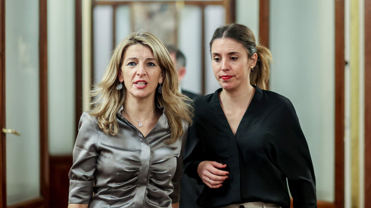 Archivo - La vicepresidenta segunda y ministra de Trabajo y Econom&iacute;a Social, Yolanda D&iacute;az (i), y la ministra de Igualdad, Irene Montero (d).