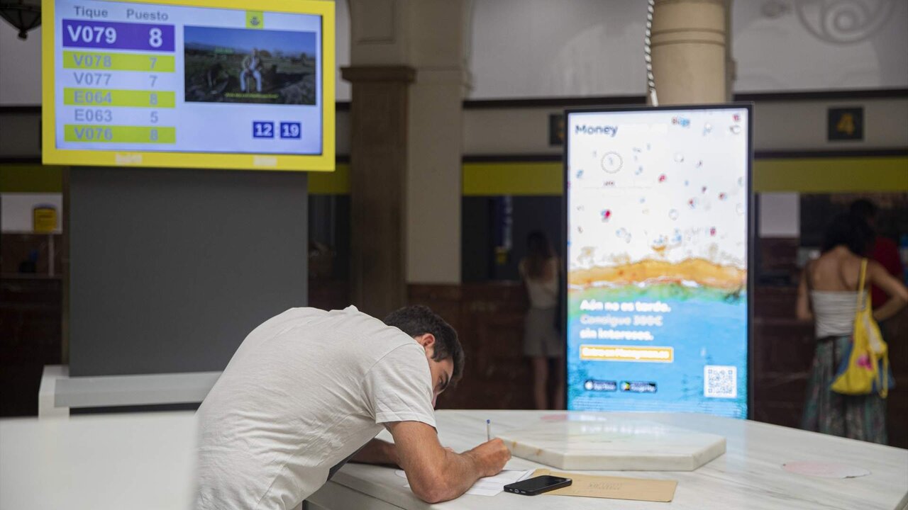 Dos personas votando por correo las elecciones del 23J un d&iacute;a antes de que se acabe el plazo.
