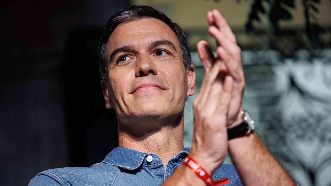 El presidente del Gobierno de Espa&ntilde;a y secretario general del PSOE, Pedro S&aacute;nchez, celebrando la noche electoral.