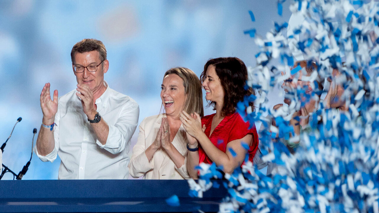 (I-D) El candidato del PP a la Presidencia del Gobierno de Espa&ntilde;a, Alberto N&uacute;&ntilde;ez Feij&oacute;o, la secretaria general del Partido Popular, Cuca Gamarra, y la presidenta de la Comunidad de Madrid, Isabel D&iacute;az Ayuso, durante el seguimiento de la jornada electoral.
