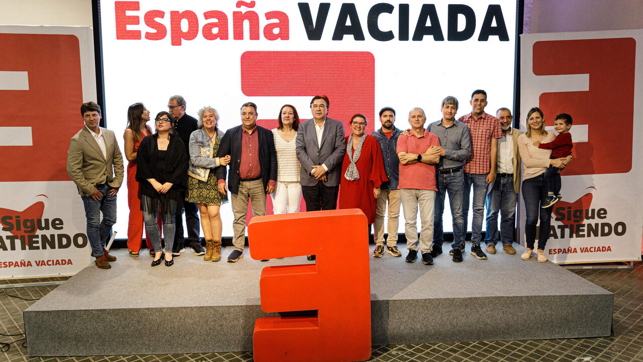 Foto de familia de un acto de precampa&ntilde;a de Espa&ntilde;a Vaciada, en el Espacio Rastro Madrid, a 29 de abril de 2023, en Madrid.