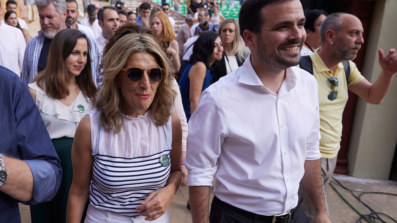 La vicepresidenta segunda del Gobierno, Yolanda D&iacute;az, junto a el ministro de Consumo y coordinador federal de IU, Alberto Garz&oacute;n, durante el acto central de la campa&ntilde;a electoral de la coalici&oacute;n Por Andaluc&iacute;a en el Auditorio Los del R&iacute;o en Dos Hermanas, a 14 de junio del 2022 en (Sevilla, Andaluc&iacute;a)

