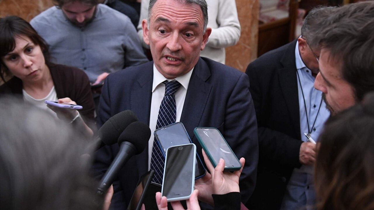 El portavoz adjunto de UP, Enrique Santiago, atiende a medios durante una sesi&oacute;n plenaria, a 14 de marzo de 2023, en Madrid (Espa&ntilde;a).