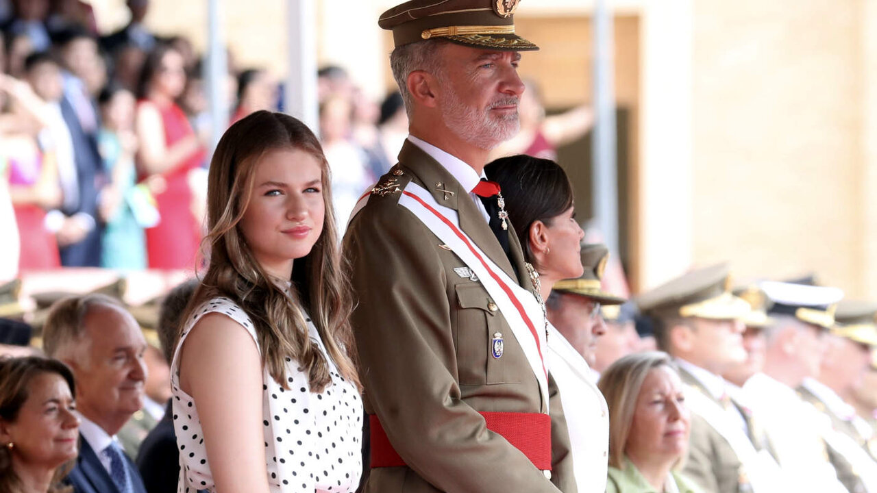 La princesa Leonor, con el rey Felipe en la Academia General Militar.