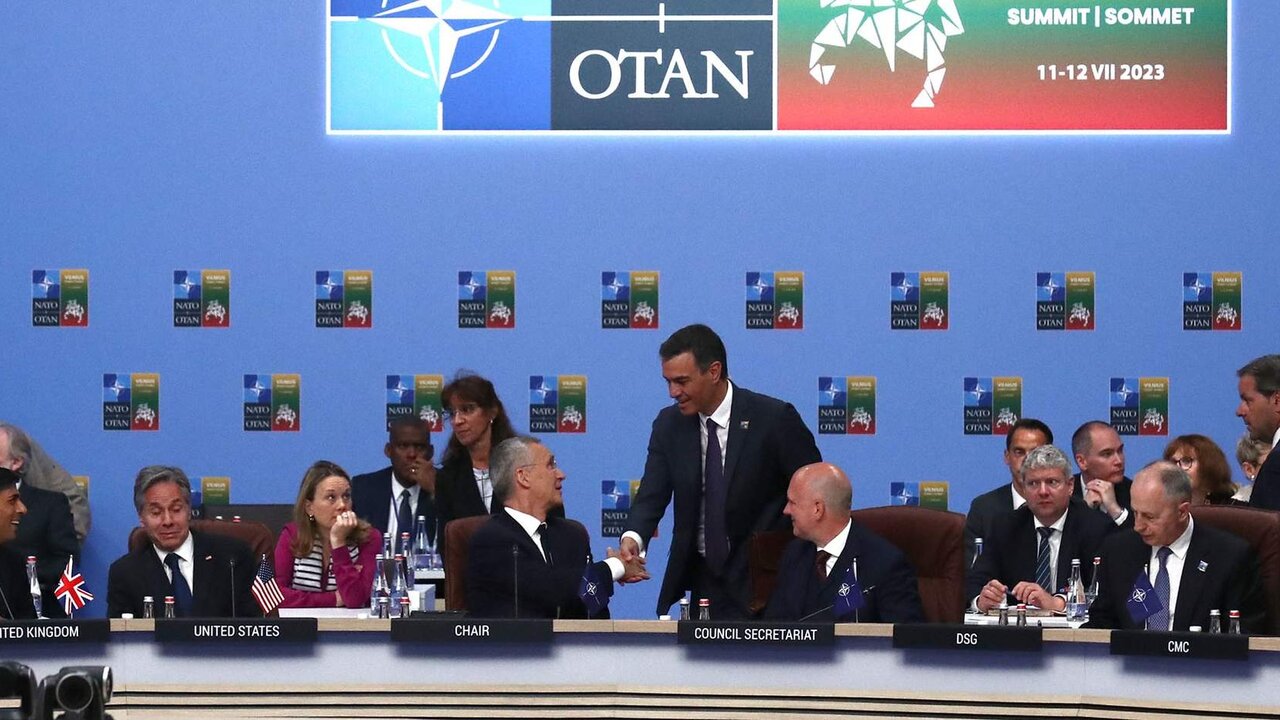 Pedro S&aacute;nchez saluda a Jens Stoltenberg en la cumbre de la OTAN en Vilna (Foto: Pool Moncloa / Fernando Calvo).