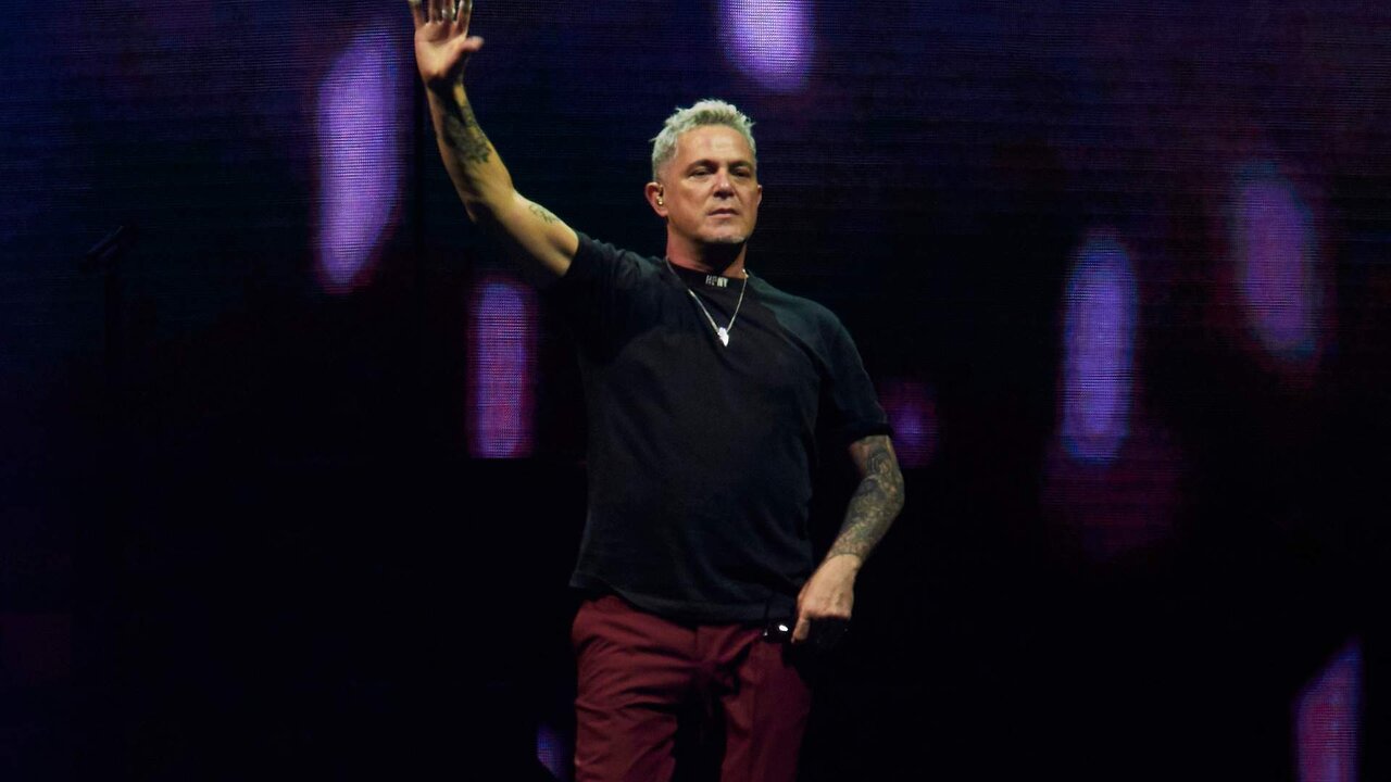 El cantante Alejandro Sanz durante su actuaci&oacute;n en Navarra Arena, a 3 de junio de 2023, en Pamplona, Navarra (Espa&ntilde;a). La nueva etapa espa&ntilde;ola de la gira &lsquo;Sanz en Vivo&rsquo;, con un total de 15 fechas, arranca hoy en Pamplona y se extender&aacute; hasta el 3 de agosto. Alejandro Sanz ofrece a sus seguidores un concierto de m&aacute;s de dos horas de espect&aacute;culo donde, adem&aacute;s de repasar sus grandes &eacute;xitos, interpretar&aacute; algunos de los temas incluidos en su &uacute;ltimo trabajo de estudio SANZ, nominado como &Aacute;lbum del A&ntilde;o en los Latin Grammy 2022 siendo el disco f&iacute;sico m&aacute;s vendido en Espa&ntilde;a en 2021.
03 JUNIO 2023;CONCIERTO;CANTANTE;M&Uacute;SICA;ESPECT&Aacute;CULO;DISCO
Eduardo Sanz / Europa Press
(Foto de ARCHIVO)
03/6/2023