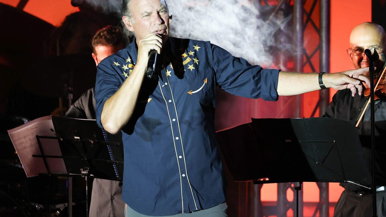 Bert&iacute;n Osborne en el escenario de las Fiestas de San Bartolom&eacute;  en Tunte a 24 de Agosto de 2023 en Gran Canaria (Espa&ntilde;a).
BERT&Iacute;N OSBORNE;CONCIERTO;M&Uacute;SICA;FAMOSOS;
Ra&uacute;l Terrel / Europa Press
24/8/2023