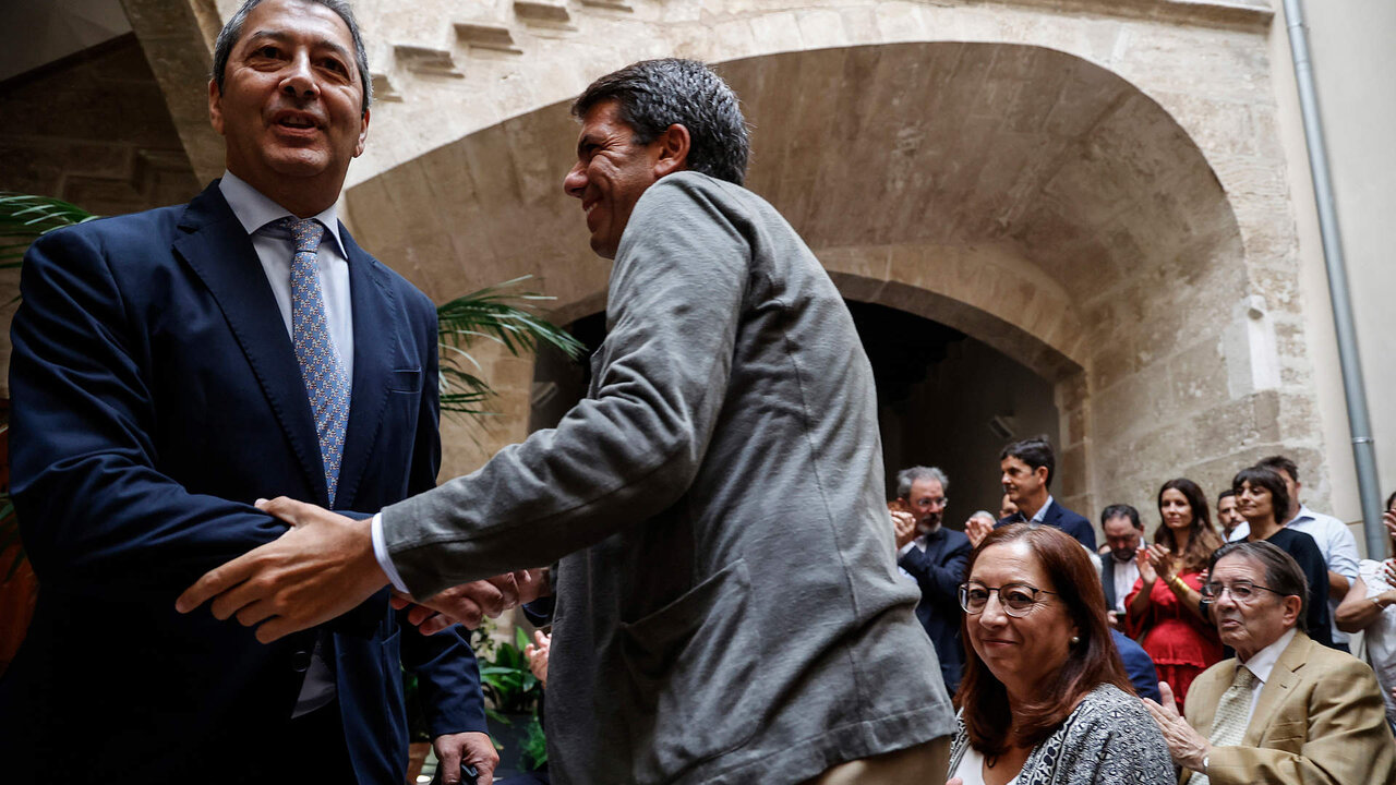 ROBER SOLSONA&hellip;20230720&hellip;.VALENCIA&hellip;.Las exconselleras Raquel Tamarit y Aitana Mas  hacen el traspaso de carteras con el  nuevo vicepresidente primero del Gobierno valenciano y conseller de Cultura y Deporte, Vicente Barrera Sim&oacute;,