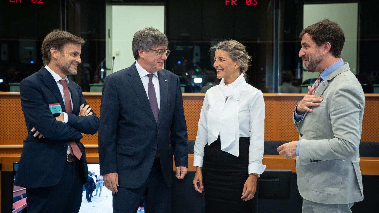 La vicepresidenta segunda del Gobierno y ministra de Trabajo en funciones, Yolanda D&iacute;az (2d), el l&iacute;der de Junts y eurodiputado, Carles Puigdemont (2i), el dirigente de En Com&uacute; Podem, Jaume Asens (1i) y el eurodiputado Antoni Com&iacute;n (1d) durante el encuentro en Bruselas.