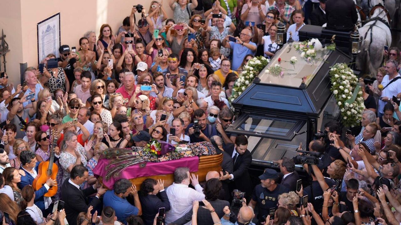 El f&eacute;retro con los restos mortales de Mar&iacute;a Jim&eacute;nez a su salida de la Iglesia de Santa Ana camino al cementerio. A 08 de septiembre de 2023, en Sevilla (Andaluc&iacute;a, Espa&ntilde;a). La artista Mar&iacute;a Jim&eacute;nez, fallecida este pasado jueves 7 de septiembre a los 73 a&ntilde;os de edad, ser&aacute; enterrada este viernes en el cementerio de Sevilla, a donde llegar&aacute; en coche de caballos desde la parroquia de Santa Ana, en Triana.
Joaquin Corchero / Europa Press
08/9/2023