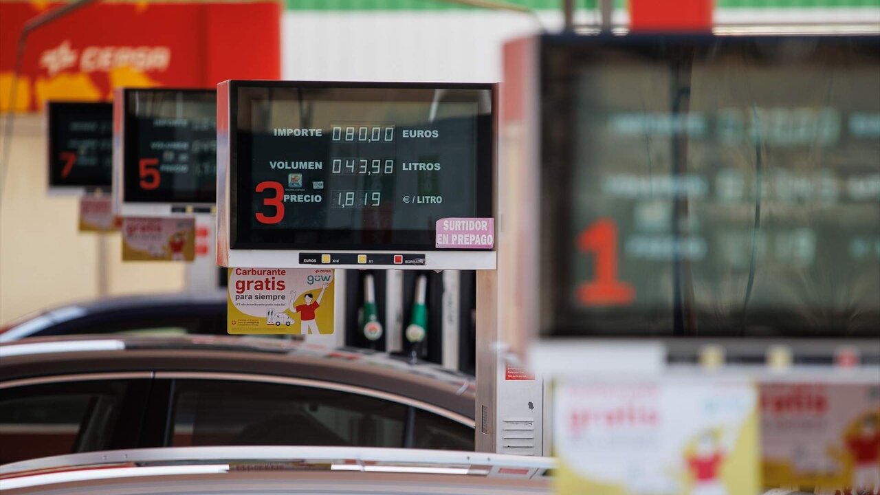 Pantallas con el precio del diesel y la gasolina en una estaci&oacute;n de servicio, a 1 de septiembre de 2023, en Madrid (Espa&ntilde;a).