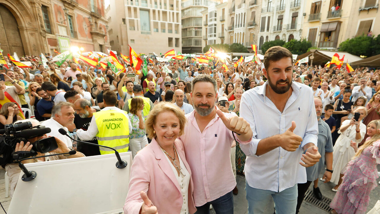 20-07-23 El candidato de Vox a las elecciones generales, Santiago Abascal acompa&ntilde;ado de Lourdes M&eacute;ndez y Jos&eacute; &Aacute;ngel Antelo, intervienen en un acto en la plaza Cardenal Belluga de Murcia.