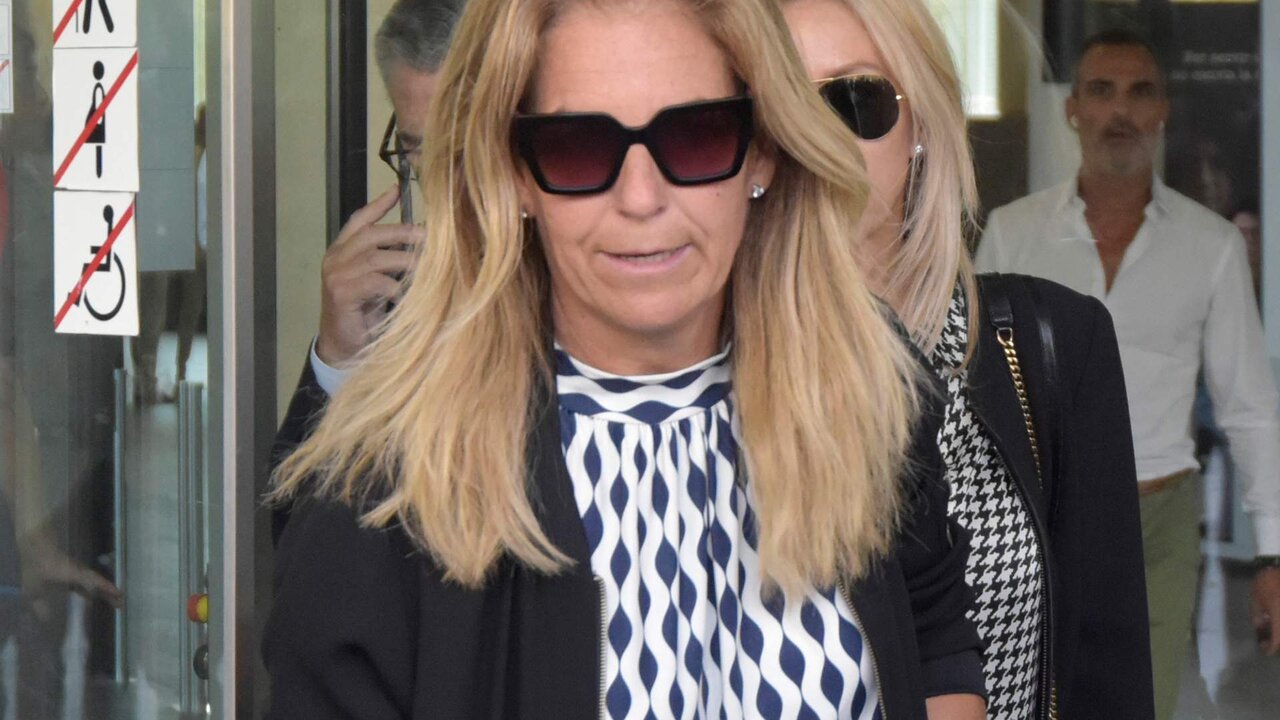 Arantxa S&aacute;nchez Vicario sale del juzgado, a 12 de septiembre de 2023, en Barcelona (Espa&ntilde;a). Arranca el juicio contra la tenista Arantxa S&aacute;nchez-Vicario, y su exmarido, Josep Santacana, por un presunto delito de alzamiento de bienes por el que se enfrentan a una pena de hasta cuatro a&ntilde;os de prisi&oacute;n por ocultar su patrimonio a trav&eacute;s de un testaferro para evitar pagar al Banco de Luxemburgo una deuda de 7,5 millones de euros. En este inicio del juicio se han le&iacute;do las cuestiones previas.
FAMOSOS;TENIS;JUICIO;ALZAMIENTO DE BIENES
David Oller / Europa Press
12/9/2023