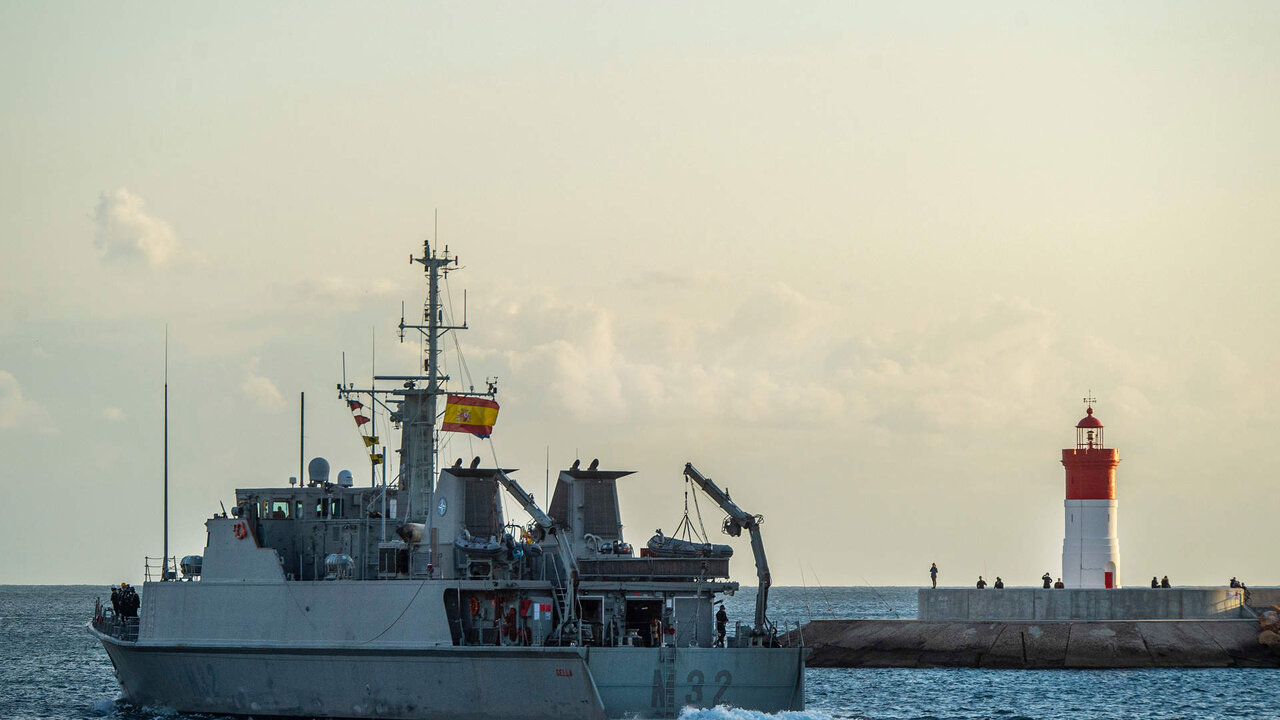 El cazaminas Sella zarpa del puerto de Cartagena para integrarse en la Snmcmg 2 de la OTAN, a 25 de enero de 2022, en Cartagena, Murcia (Espa&ntilde;a).