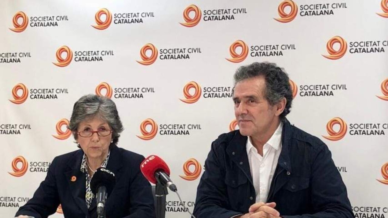La presidenta de Societat Civil Catalana (SCC), Elda Mata, y el vicepresidente, &Aacute;lex Ramos, en rueda de prensa en Barcelona (Catalunya, Espa&ntilde;a) el 12 de septiembre de 2023. (Foto: Europa Press)