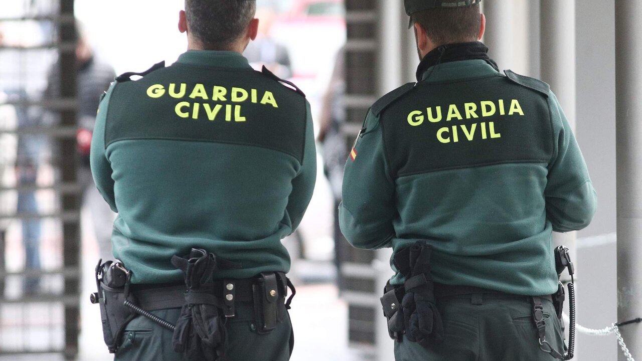 Dos agentes de la Guardia Civil.