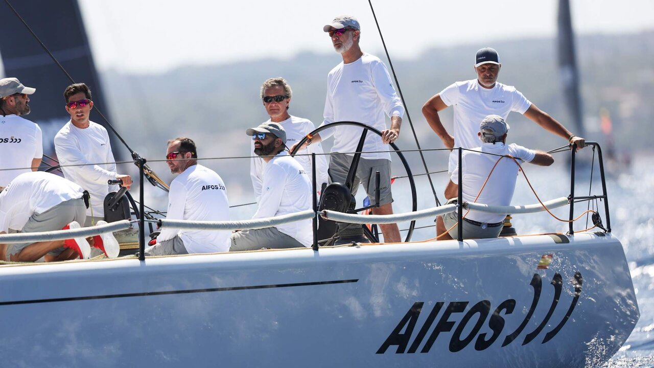 Felipe VI navega en el Aifos, en Palma de Mallorca (Foto: Tom&agrave;s Moy&agrave; / Europa Press).