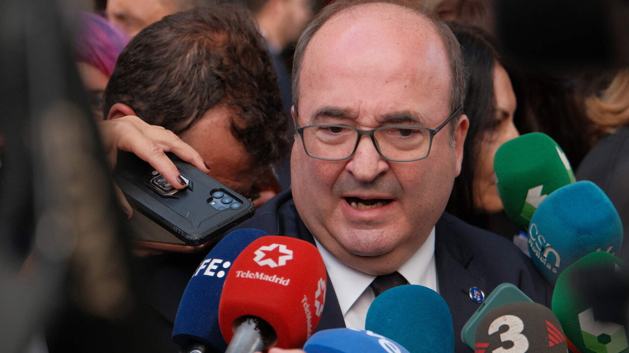 El ministro de Cultura y Deportes en funciones ,Miquel Iceta, ofrece declaraciones a los medios a su llegada a una sesi&oacute;n plenaria en la se aprueba el uso de las lenguas cooficiales en el Congreso de los Diputados, a 19 de septiembre de 2023, en Madrid.