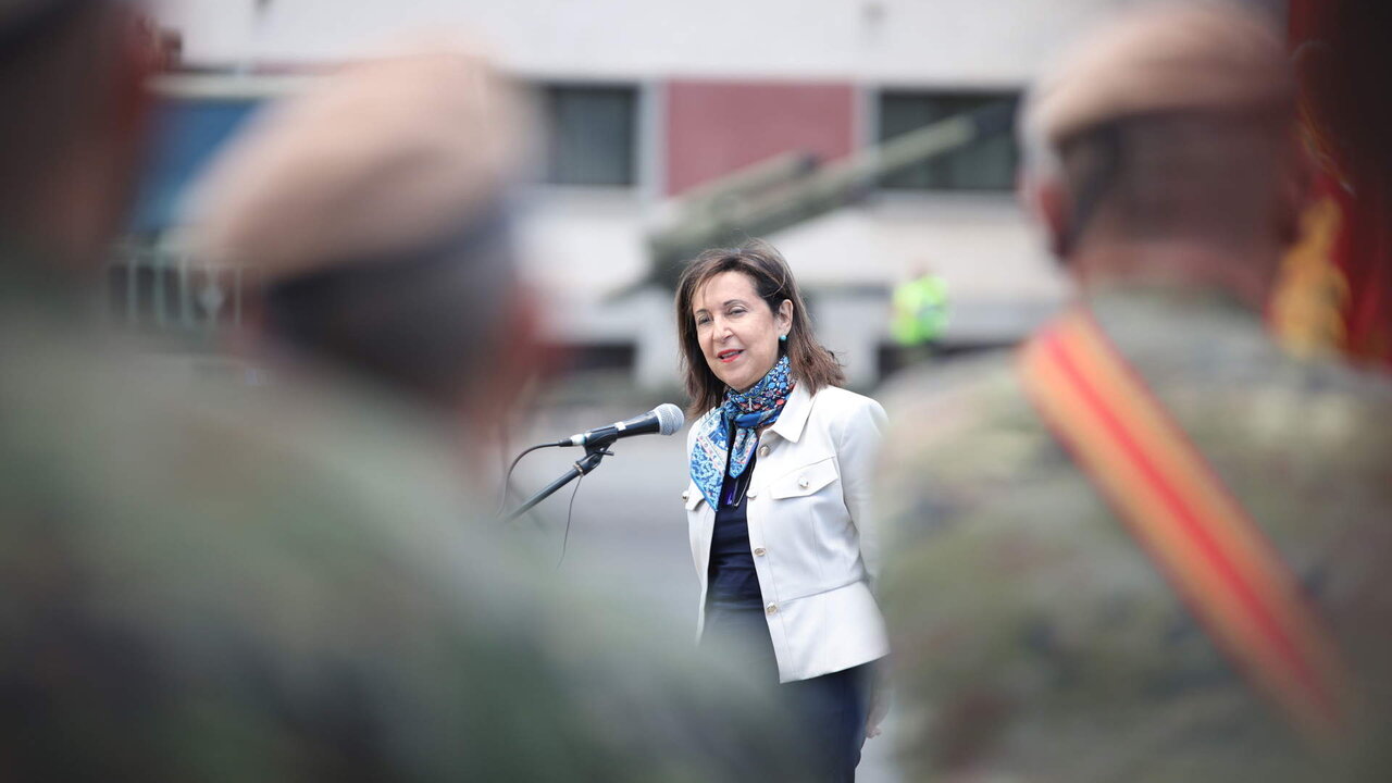 La ministra de Defensa, Margarita Robles, interviene durante su visita a la Brigada 'Canarias' XVI, ubicada en la base militar 'General Alem&aacute;n Ram&iacute;rez.
