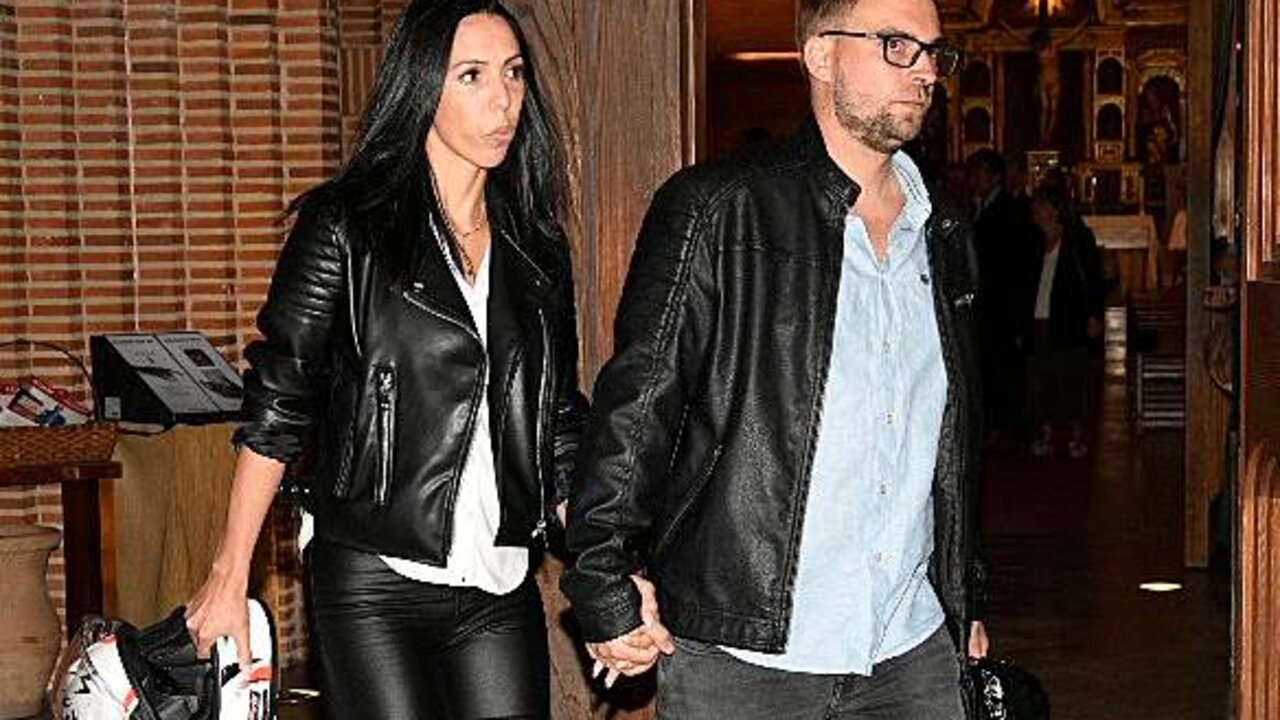 Jos&eacute; Mar&iacute;a Almoguera acompa&ntilde;ado por su mujer, Paola, sale de la Parroquia Santa Mar&iacute;a de Can&aacute; donde ha asistido a la misa funeral por su abuela, Mar&iacute;a Teresa Campos, a 25 de septiembre de 2023, en Pozuelo de Alarc&oacute;n (Madrid).
MISA;IGLESIA;FUNERAL
Jos&eacute; Oliva / Europa Press
25/9/2023