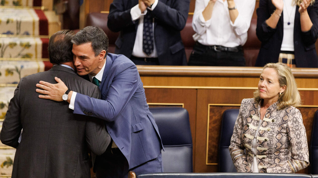 El presidente Pedro S&aacute;nchez felicitando al diputado socialista &Oacute;scar Puente por su discurso en el debate de investidura de Feij&oacute;o.