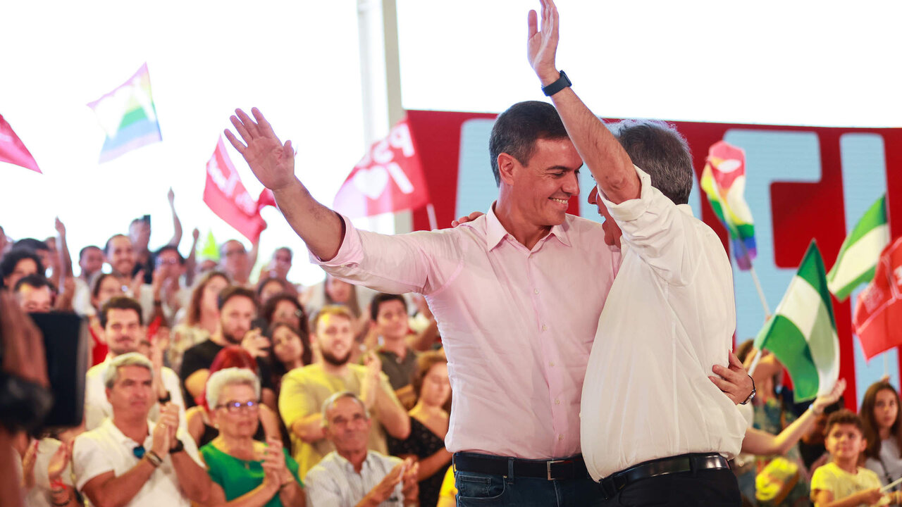El presidente del Gobierno en funciones y secretario general del PSOE, Pedro S&aacute;nchez, junto a el secretario general del PSOE de Andaluc&iacute;a , Juan Espadas, durante un acto p&uacute;blico en La Rinconada (Sevilla).