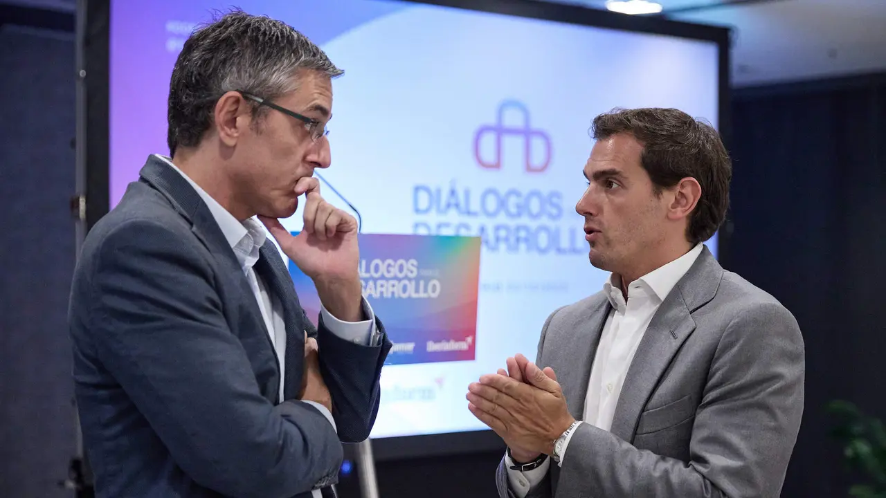 El exdiputado del PSOE Eduardo Madina (i) y el expresidente de Ciudadanos Albert Rivera (d) protagonizan un nuevo encuentro de Diálogos para el Desarrollo, en el Hotel NH Collection Madrid Eurobuilding, a 3 de octubre de 2023, en Madrid.