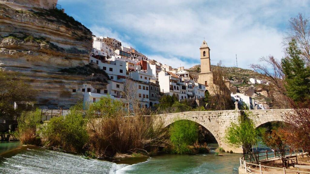 Pueblos con m&aacute;s encanto: Viaja a Alcal&aacute; del J&uacute;car en Albacete.