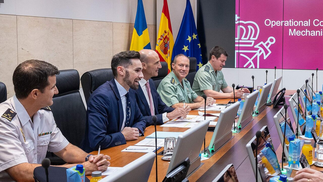 El secretario de Estado de Seguridad y el director del CITCO, entre mandos de la Polic&iacute;a Nacional y la Guardia Civil (Foto: Ministerio del Interior / Miguel Berrocal).