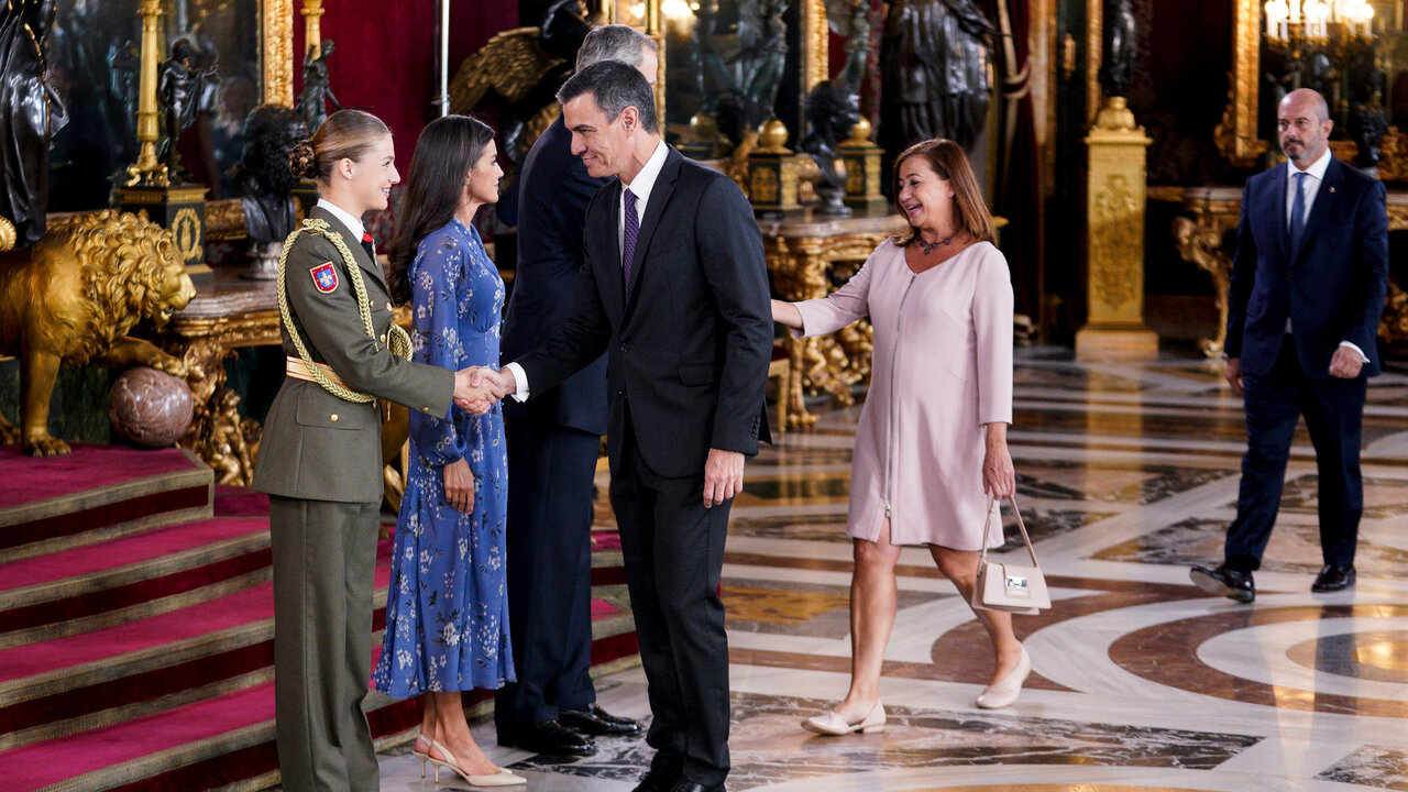 La princesa Leonor, la Reina Letizia y el Rey Felipe VI saludan al presidente del Gobierno en funciones, Pedro S&aacute;nchez, y a la presidenta del Congreso, Francina Armengol, a su llegada a una recepci&oacute;n con motivo del D&iacute;a de la Fiesta Nacional.