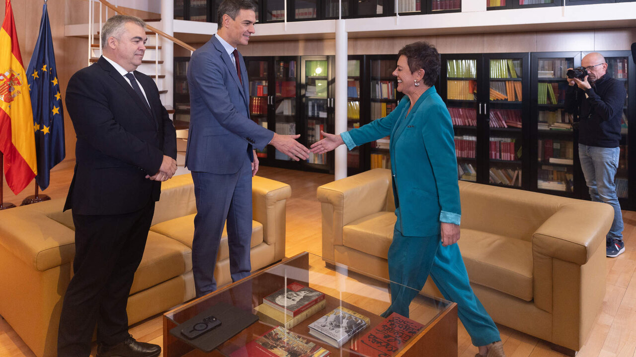 Santos Cerd&aacute;n y el presidente Pedro S&aacute;nchez, recibiendo a la portavoz de EH Bildu en el Congreso de los Diputados, Mertxe Aizpurua.