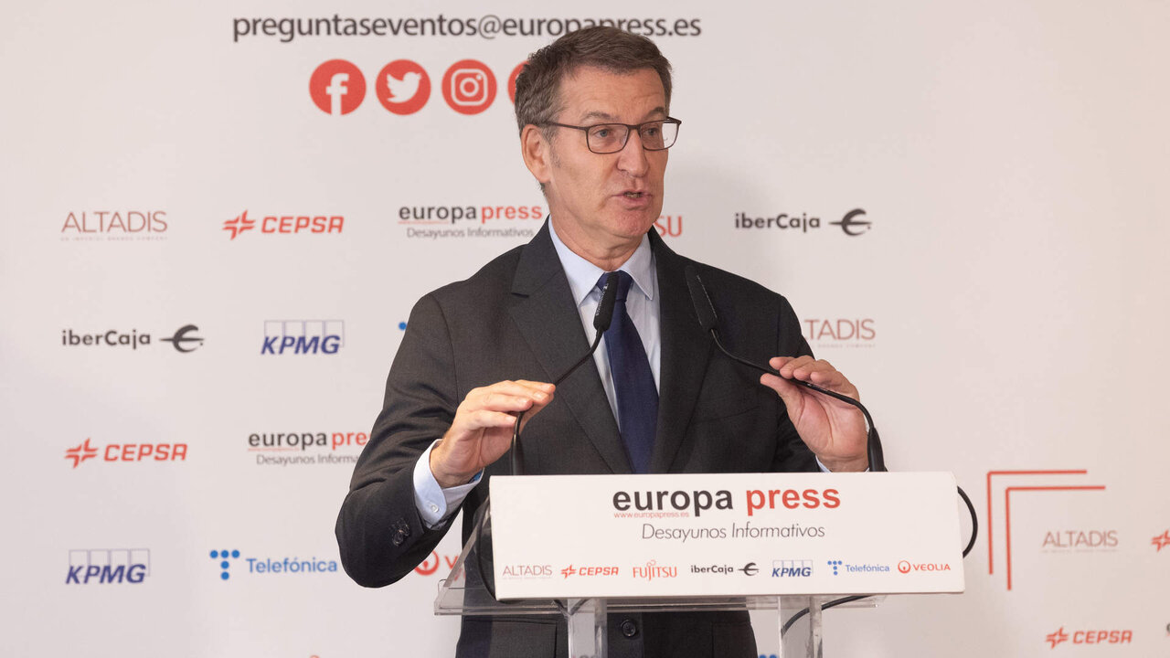 El presidente del PP, Alberto N&uacute;&ntilde;ez Feij&oacute;o, presenta a la presidenta del Govern balear, en un Desayuno Informativo de Europa Press, en el Rosewood Villa Magna, a 16 de octubre de 2023, en Madrid.