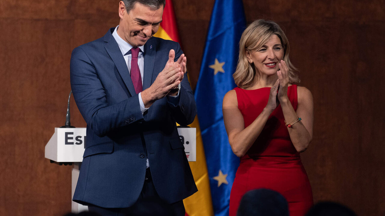 El presidente del Gobierno en funciones, Pedro S&aacute;nchez y la l&iacute;der de Sumar, Yolanda D&iacute;az, aplauden tras firmar un acuerdo para un Gobierno de coalici&oacute;n progresista.