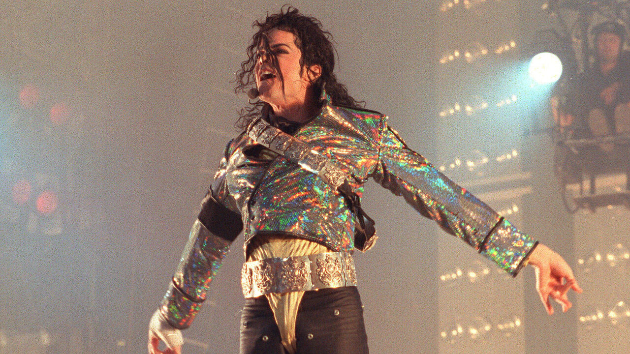 En 2001, Michael Jackson, el ic&oacute;nico m&uacute;sico, presenta su &uacute;ltimo &aacute;lbum de estudio en vida, Invincible, en los Estados Unidos. Fuente |&nbsp;RTVE.