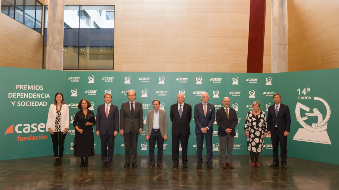 El proyecto municipal &lsquo;Madrid te Acompa&ntilde;a&rsquo; ha recibido hoy la &lsquo;Menci&oacute;n especial a la entidad&rsquo; de los Premios Dependencia y Sociedad que otorga la Fundaci&oacute;n Caser y que este a&ntilde;o celebran su 14&ordf; edici&oacute;n. El jurado ha distinguido este programa &ldquo;de amistad&rdquo; del Ayuntamiento que facilita el acompa&ntilde;amiento a personas mayores de 65 a&ntilde;os, conect&aacute;ndolas con la red de Voluntarios por Madrid. El alcalde, Jos&eacute; Luis Mart&iacute;nez-Almeida, ha hecho entrega de este reconocimiento al delegado del &Aacute;rea de Pol&iacute;ticas Sociales, Familia e Igualdad, Jos&eacute; Fern&aacute;ndez.

Los Premios de la Fundaci&oacute;n Caser tienen como objetivo &ldquo;alentar y reconocer la labor de personas y entidades comprometidas con la atenci&oacute;n integral y la mejora de la calidad de vida de personas en situaci&oacute;n de dependencia o discapacidad y sus familias, contribuyendo a su integraci&oacute;n y participaci&oacute;n en la sociedad, con especial atenci&oacute;n a los mayores&rdquo;.&nbsp;

Unos atributos que han sido identificados por los miembros del jurado en esta iniciativa innovadora que el Consistorio lanz&oacute; en diciembre de 2021 y que en sus dos a&ntilde;os de trayectoria suma m&aacute;s de 5.000 personas registradas.

Gestionado por la Direcci&oacute;n General de Educaci&oacute;n, Juventud y Voluntariado, en colaboraci&oacute;n con la Direcci&oacute;n General de Mayores y Prevenci&oacute;n de la Soledad no Deseada, &lsquo;Madrid te Acompa&ntilde;a&rsquo; se concreta en una aplicaci&oacute;n m&oacute;vil por la que personas mayores pueden realizar peticiones de acompa&ntilde;amiento a citas m&eacute;dicas, compras, paseos, actividades l&uacute;dicas o gestiones administrativas que ser&aacute;n atendidas de manera altruista por el equipo de voluntariado municipal, Voluntarios por Madrid, compuesto por 18.000 personas.