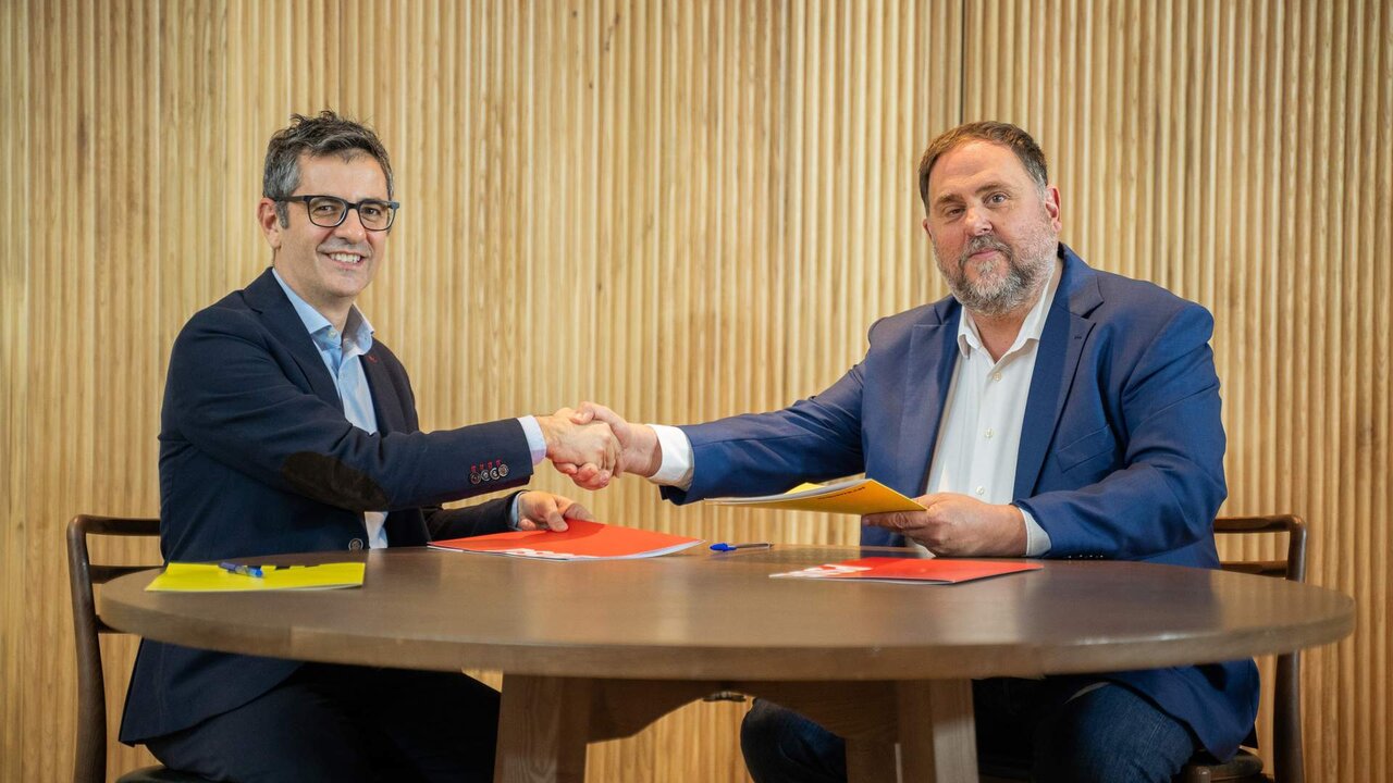 El ministro de Presidencia, F&eacute;lix Bola&ntilde;os, y el l&iacute;der de ERC, Oriol Junqueras, firman el acuerdo para investir a Pedro S&aacute;nchez.