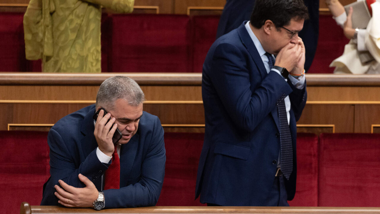 El secretario de Organizaci&oacute;n del PSOE, Santos Cerd&aacute;n (i), y el director del Gabinete del Presidente, &Oacute;scar L&oacute;pez (d).