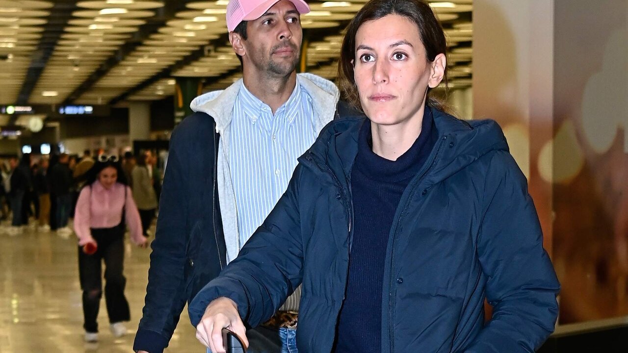 Ana Boyer, Fernando Verdasco y sus hijos caminan por el aeropuerto a su llegada a la capital, a 5 de noviembre de 2023, en Madrid (Espa&ntilde;a)