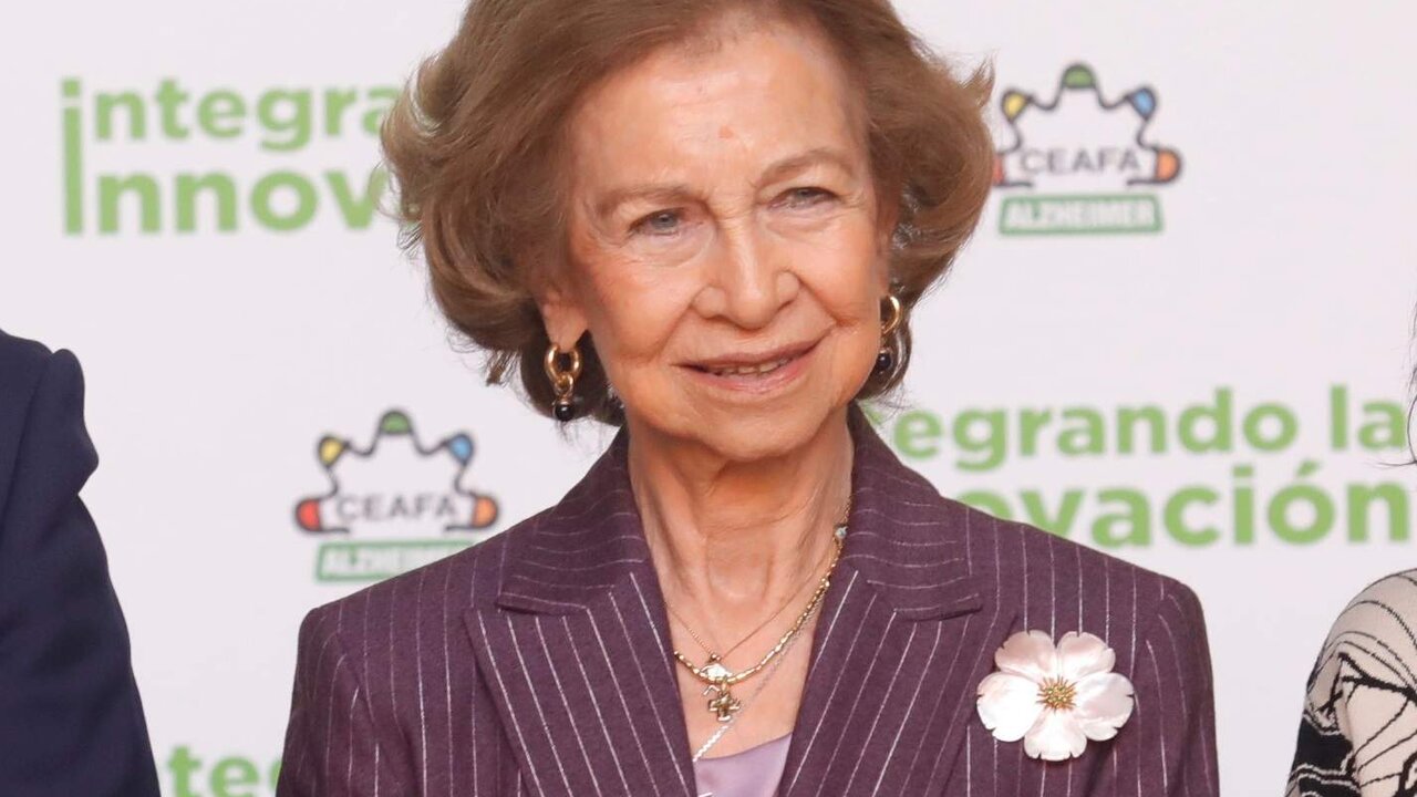 (I-D) El presidente del Principado de Asturias, Adri&aacute;n Barb&oacute;n, la reina Sof&iacute;a y la presidenta de la Confederaci&oacute;n Espa&ntilde;ola de Alzheimer (CEAFA), Maril&oacute; Almagro, posan durante la inauguraci&oacute;n del X Congreso Nacional de Alzheimer, en el Palacio de Congresos, a 9 de noviembre de 2023, en Gij&oacute;n, Asturias (Espa&ntilde;a). Organizado por la Confederaci&oacute;n Espa&ntilde;ola de Asociaciones de Familiares de Personas con Alzheimer y Otras Demencias (CEAFA), el encuentro re&uacute;ne a distintos expertos y asociaciones con el fin de convertirse en el encuentro de referencia sobre el Alzheimer y las demencias en Espa&ntilde;a. El Congreso se desarrolla bajo el lema 'Integrando la innovaci&oacute;n&rsquo;.
09 NOVIEMBRE 2023;REINA;EM&Eacute;RITA;CONGRESO;ALZHEIMER;CEAFA;DEMENCIAS
Jorge Peteiro / Europa Press
09/11/2023