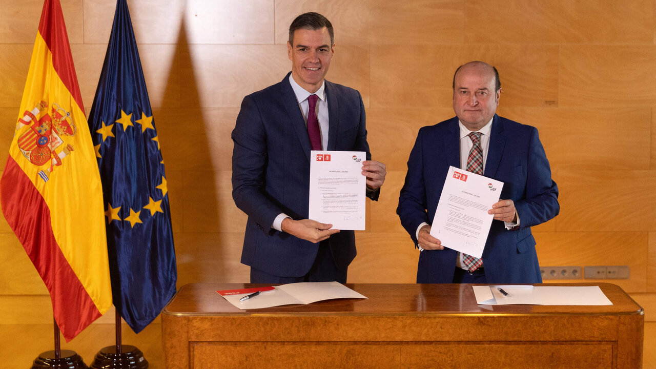 El presidente del Gobierno en funciones y candidato a la reelecci&oacute;n, Pedro S&aacute;nchez (i), y el presidente del EBB del PNV, Andoni Ortuzar (d), firman un acuerdo para la investidura, en el Congreso de los Diputados.