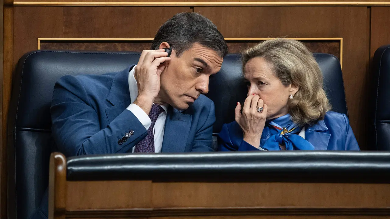 El presidente del Gobierno en funciones y candidato a la reelección, Pedro Sánchez y la vicepresidenta primera y ministra de Asuntos Económicos y Transformación Digital en funciones, Nadia Calviño, al inicio de la segunda sesión del debate de investidura.