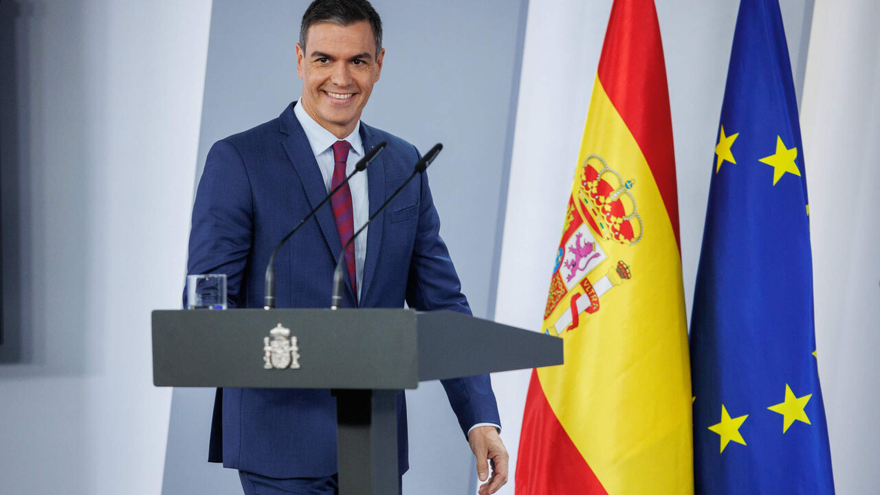 Archivo - El presidente del Gobierno, Pedro S&aacute;nchez, a su llegada a una rueda de prensa en el Complejo de la Moncloa.