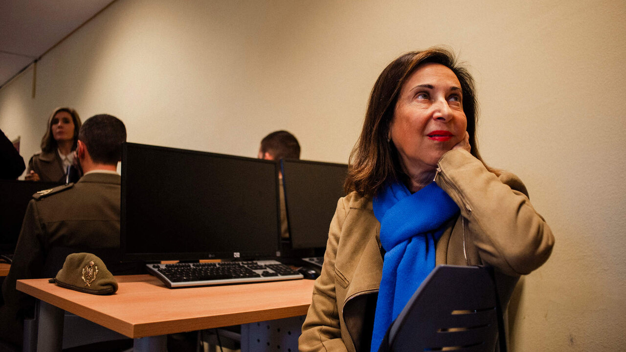 La ministra de Defensa, Margarita Robles visita las instalaciones de la Escuela de Infanter&iacute;a de Toledo para revisasr c&oacute;mo evoluciona la instrucci&oacute;n de 
200 civiles ucranianos que est&aacute;n realzando dos m&oacute;dulos de 3 semanas cada uno para volver a su pa&iacute;s y enfrentarse a las tropas rusas
