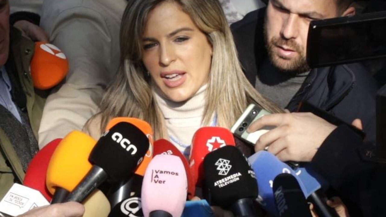 La abogada de la cantante Shakira, Miriam Company, ofrece declaraciones a los medios a su salida de la Audiencia Nacional el d&iacute;a que comienza su juicio, a 20 de noviembre de 2023, en Barcelona, Catalunya (Espa&ntilde;a). La defensa de Shakira ha alcanzado un pacto con las acusaciones a las puertas del juicio por la causa en que la artista est&aacute; acusada de presunto fraude de 14,5 millones de euros a Hacienda. La artista se enfrentaba a una reclamaci&oacute;n de condena a ocho a&ntilde;os y dos meses de prisi&oacute;n y multa de 23,8 millones de euros, una petici&oacute;n de pena que ver&aacute; reducida al haber alcanzado este acuerdo con las acusaciones.
20 NOVIEMBRE 2023;SHAKIRA;JUICIO;C&Aacute;RCEL;FRAUDE;FISCAL;HACIENDA;M&Uacute;SICA;CANTANTE
Kike Rinc&oacute;n / Europa Press
20/11/2023