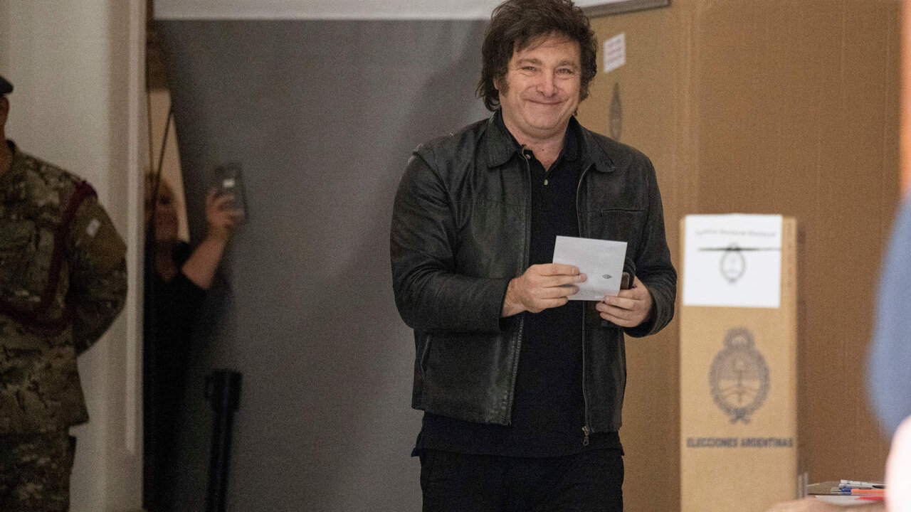 19/11/2023 El candidato a presidente por La Libertad Avanza (LLA), Javier Milei, dijo
estar "tranquilo" y que "todo lo que hab&iacute;a que hacer ya se hizo", tras
votar este mediod&iacute;a.
Luego de sufragar en la UTN del barrio porte&ntilde;o de Almagro. FOTO LEO VACA